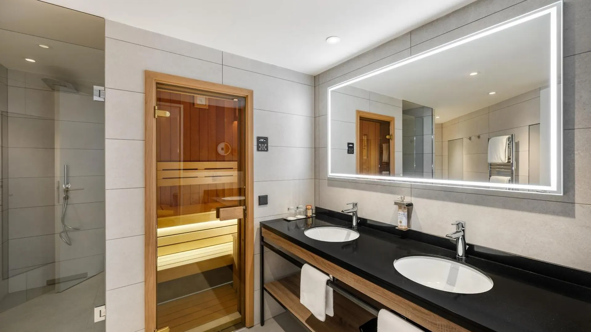 Danubius Hotel Helia Budapest 4*,
